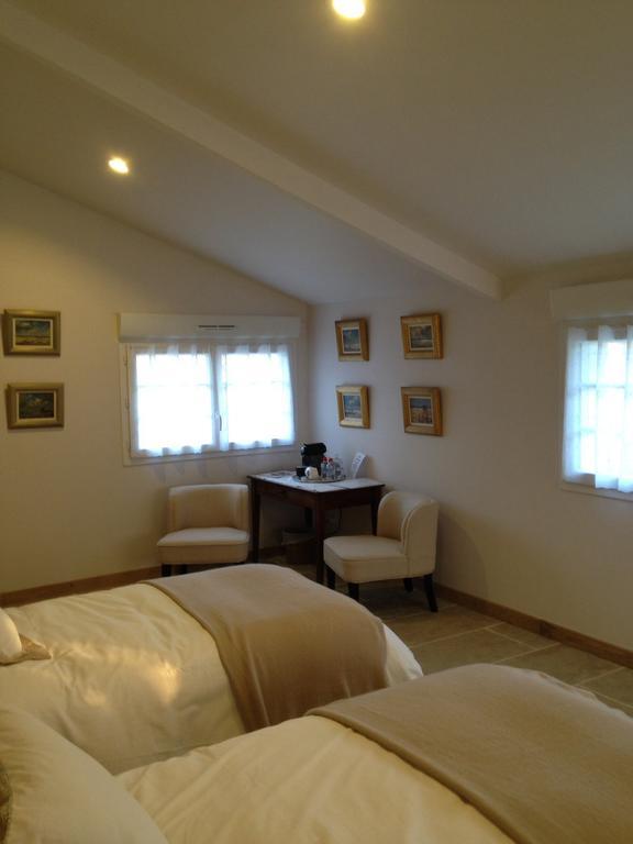 Bed and Breakfast Le Manoir De La Vieille Douve Bourg-d'Ire Zimmer foto