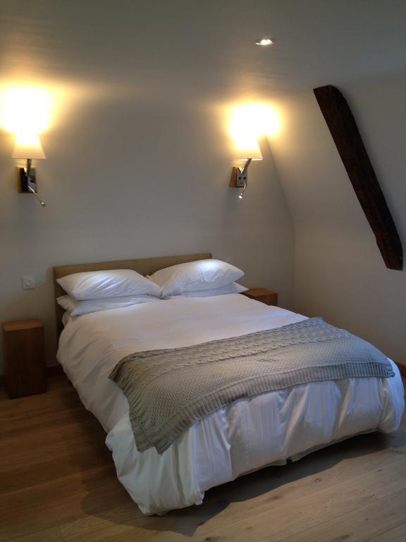 Bed and Breakfast Le Manoir De La Vieille Douve Bourg-d'Ire Zimmer foto