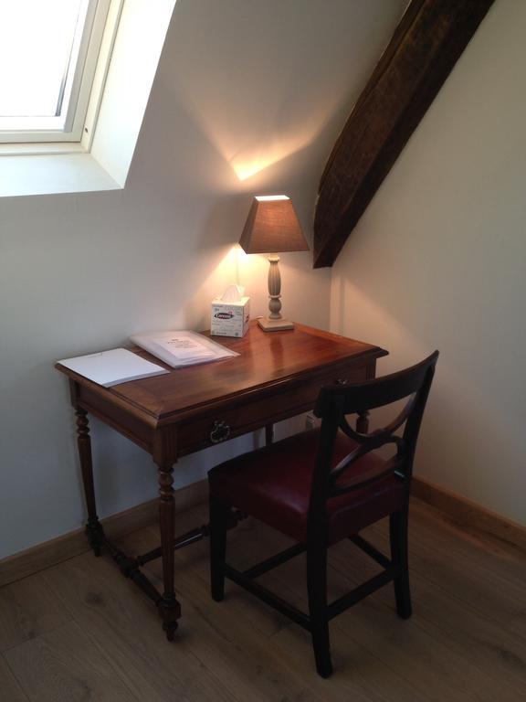 Bed and Breakfast Le Manoir De La Vieille Douve Bourg-d'Ire Zimmer foto
